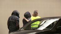 Düsseldorfin lentokentän henkilökunta ohjaa kentälle saapuneita turmakoneen matkustajien omaisia suojaan.