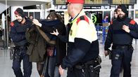 Poliiseja ja lentoturman uhrien omaisia Barcelonan lentokentällä 24. maaliskuuta.