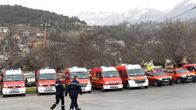 Ambulansseja ja muita hälytysajoneuvoja valmiudessa Seynen kylässa Ranskassa.