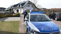 Poliiseja Montabaurissa sijaitsevan talon ulkopuolella. Turmakoneen perämies ilmeisesti asui talossa.