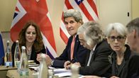 Yhdysvaltain ulkoministeri John Kerry (toinen vas.) odotti ydinohjelmaneuvottelujen jatkumista Lausannessa, Sveitsissä maanantaina.