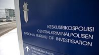 Keskusrikospoliisin (KRP) kyltti päämajan ulkopuolella Vantaalla.