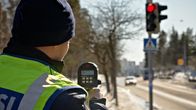 Poliisi mittaa ajonopeuksia.