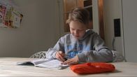 Joonas tekee läksyjä. 