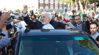 Kansa osoittaa suosiotaan Iranin ulkoministerille Teheranissa.