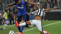 Monacon Nabil Dirar ja Juventuksen Arturo Vidal kamppailevat pallosta.