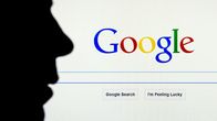 Kasvojen musta siluetti on vastakkain Googlen haku -sivuston kanssa.