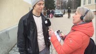 Toimittaja haastattelee miestä