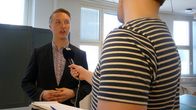 Toimittaja haastattelee Ilmari Nurmista