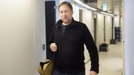 Vasemmistoliiton puheenjohtaja Paavo Arhinmäki saapumassa puolueen eduskuntaryhmän kokoukseen Helsingissä keskiviikkona 23. huhtikuuta.