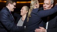 Jutta Urpilainen kuvattuna Antti Lindtmanin ja Antti Rinteen kanssa SDP:n eduskuntaryhmän kokouksessa 23. huhtikuuta.