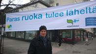 Kuvassa mies seisoo Kokkolan keskustassa.