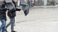 Kuvassa jalankulkijoita lumisateessa Helsingissä 30. maaliskuuta.