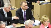 Semi onnittelee Sipilää.