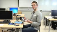Fysioterapeutti Rasmus Broberg näyttää, millainen on hyvä asento käyttää tablettia tai kännykkää