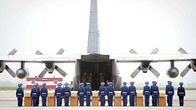 Ukrainalaiset sotilaat seisovat malesialaiskoneen viimeisten uhrien arkkujen äärellä Harkovassa, Ukrainassa.