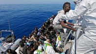 Italian rannikkovartiosto auttoi Libyasta lähteneitä pakolaisia Välimerellä.