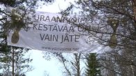 Aktivistien asettama lakana Pyhäjoen Hanhikiven ydinvoimalan hakkuualueella.