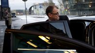 Hallitustunnustelija, keskustan puheenjohtaja Juha Sipilä nousee autoon kommentoituaan yhteiskuntasopimuksen kariutumista eduskunnan väistötilan Sibelius-Akatemian edessä Helsingissä keskiviikkoiltana 5. toukokuuta.