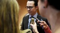 Oppositioon jäävän RKP:n puheenjohtaja Carl Haglund kommentoi hallituspohjaa tiedotustilaisuudessa eduskunnan Pikkuparlamentissa Helsingissä torstaina.