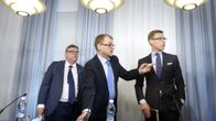 Hallitusneuvotteluihin osallistuvien puolueiden puheenjohtajat, perussuomalaisten Timo Soini (vas.), keskustan Juha Sipilä (kesk.) ja kokoomuksen Alexander Stubb hallitusneuvottelujen tiedotustilaisuudessa Smolnassa Helsingissä 8. toukokuuta.