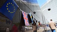 EU:n ja Iso-Britannian liput vierekkäin kuvattuna Brysselissä 8. toukokuuta.