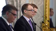 Yhteiskuvassa Timo Soini, Juha Sipilä ja Alexander Stubb. Sipilä pitää puhetta.
