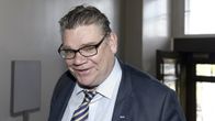 Perussuomalaisten puheenjohtaja Timo Soini saapumassa valtioneuvoston juhlahuoneistoon.