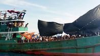 Andamaanien merellä ajelehtivassa aluksessa on jumissa satoja pakolaisia. Heistä valtaosa kuuluu Myanmarin vainottuun rohingya-vähemmistöön