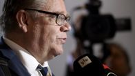 Perussuomalaisten puheenjohtajaa Timo Soinia haastatellaan, kun hän saapuu hallitusneuvotteluihin Smolnaan Helsingissä maanantaiaamuna 18. toukokuuta 2015.