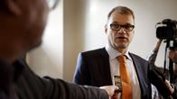Hallitusneuvotteluiden vetäjä, keskustan puheenjohtaja Juha Sipilä tapasi tiedotusvälineiden edustajia Smolnan eteisessä saavuttuaan hallitusneuvotteluihin Helsingissä torstaina 21. toukokuuta 2015.