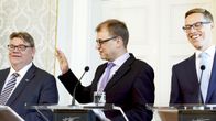 Perussuomalaisten puheenjohtaja Timo Soini, keskustan puheenjohtaja Juha Sipilä ja kokoomuksen puheenjohtaja Alexander Stubb hallitusohjelmaa, hallituksen kokoonpanoa ja ministerisalkkujen jakoa koskevassa tiedotustilaisuudessa Smolnassa Helsingissä 27. toukokuuta 2015. 