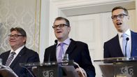 Perussuomalaisten puheenjohtaja Timo Soini (vas.), keskustan puheenjohtaja Juha Sipilä (kesk.) ja kokoomuksen puheenjohtaja Alexander Stubb hallitusohjelmaa, hallituksen kokoonpanoa ja ministerisalkkujen jakoa koskevassa tiedotustilaisuudessa Smolnassa Helsingissä 27. toukokuuta.