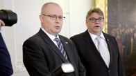 Työ- ja oikeusministeri Jari Lindström ja ulkoministeri Timo Soini Valtioneuvoston linnassa Helsingissä.