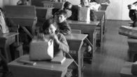 Koululaisia luokkahuonessa Menesjärvellä 1960-luvulla.