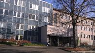 Riihimäen kaupungintalo laajennuksineen.
