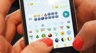 Emoji-kuvamerkkejä kännykän näytöllä.