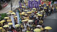 Demokratiaa vaativat mielenosoittajat marssilla Hongkongin hallintokortteleissa.