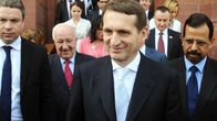 Venäjän parlamentin alahuoneen puhemies Sergei Naryškin valokuvassa (kesk.) New Delhissa, Intiassa, helmikuussa 2015.
