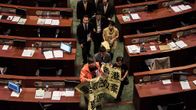 Hongkongin lakiasäätävän neuvoston demokratiaa kannattavia jäseniä poistumassa kokouksesta.