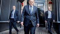 Venstre-puolueen johtaja Lars Løkke Rasmussen (kuvassa keskellä) saapumassa kuningatar Margareetan asunnolle Kööpenhaminassa 19. kesäkuuta.