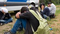 Poliisin kiinniottamia Tisza joen yli tulleita siirtolaisia.