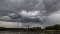 Salama iskee Jyväskylässä Nenäinniemessä.