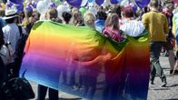 Helsinki Pride kulkueen osallistujia Senaatintorilla Helsingissä 27. kesäkuuta 2015. 