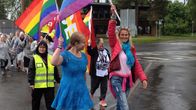 Kangasniemi Pride -tapahtuman järjestäjät Tarja Pölkki (oik.) ja Elina Partanen vetivät kulkuetta ympäri Kangasniemen keskustan.