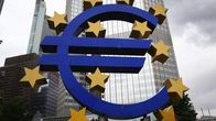 Suurikokoinen euro-logo entisen EKP:n pääkonttorin edessä Frankfurt am Mainissa, Saksassa.
