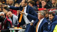Danny Blind (vasen) ja Guus Hiddink (oikealla) Hollannin EM-karsintaottelussa Latviaa vastaan.