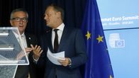 EU-komission puheenjohtaja Jean-Claude Juncker (vas.) ja Eurooppa-neuvoston puheenjohtaja Donald Tusk lehdistötilaisuudessa euromaiden johtajien huippukokouksen jälkeen tiistaina 7. heinäkuuta 2015.