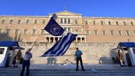 Euromieliset protestoivat parlamentin edustalla Ateenassa 9. heinäkuuta 2015. 