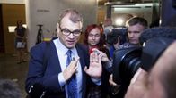 Pääministeri Juha Sipilä puhuu toimittajille saapuessaan suuren valiokunnan kokoukseen eduskunnan Piukuparlamentissä Helsingissä sunnuntaina 12. heinäkuuta.